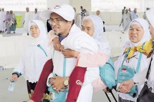 Pria ini gendong sang bunda selama pelaksanaan ibadah haji