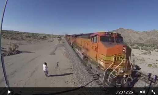 Berapa jumlah gerbong kereta ini, ada yang bisa menghitung?