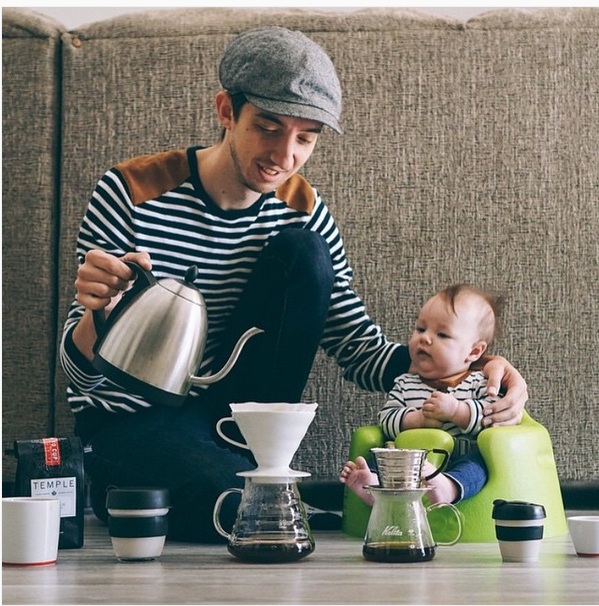 10 Barista kece ini bikin cewek-cewek ngantre dibuatin kopi tiap hari