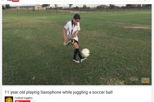 Aksi bocah juggling bola sambil main saksofon bikin berdecak kagum