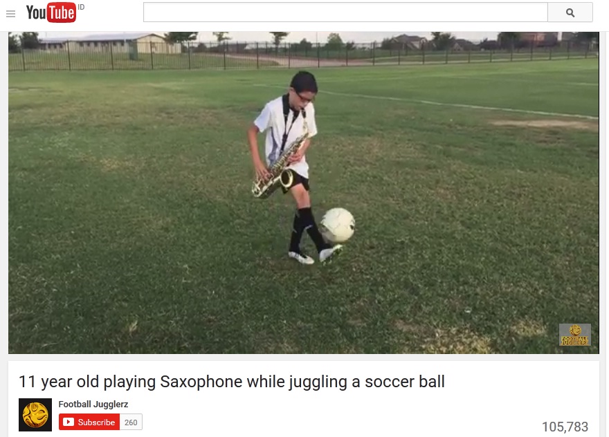 Aksi bocah juggling bola sambil main saksofon bikin berdecak kagum