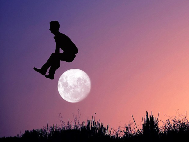 Jepretan ini tunjukkan asyiknya bermain-main dengan bulan dan matahari