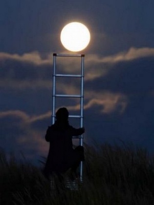 Jepretan ini tunjukkan asyiknya bermain-main dengan bulan dan matahari