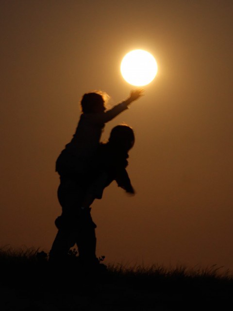 Jepretan ini tunjukkan asyiknya bermain-main dengan bulan dan matahari