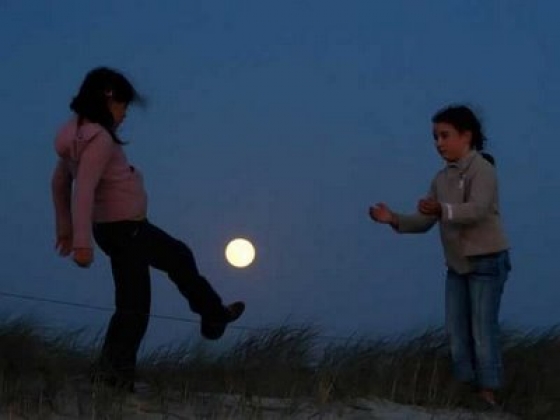 Jepretan ini tunjukkan asyiknya bermain-main dengan bulan dan matahari