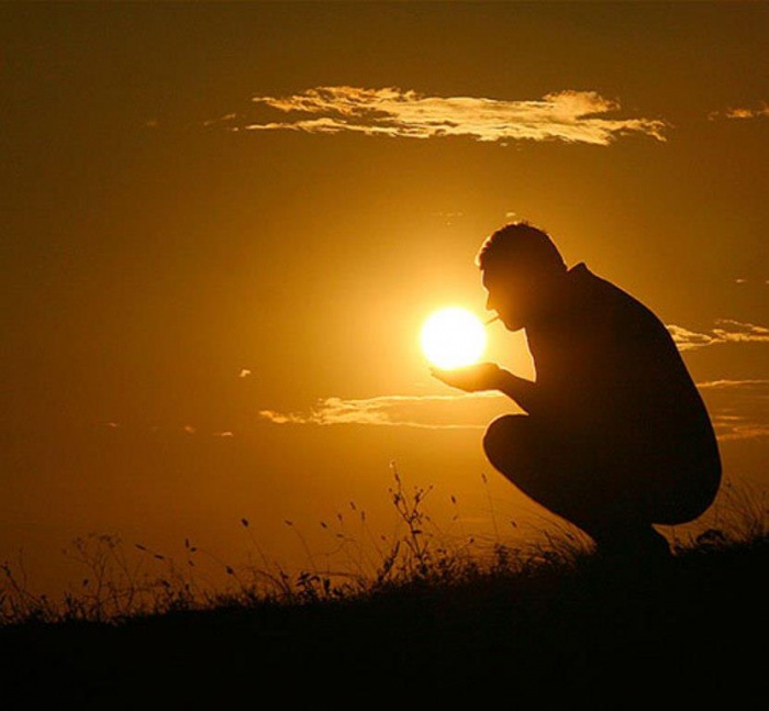 Jepretan ini tunjukkan asyiknya bermain-main dengan bulan dan matahari