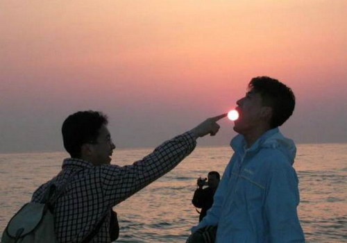 Jepretan ini tunjukkan asyiknya bermain-main dengan bulan dan matahari