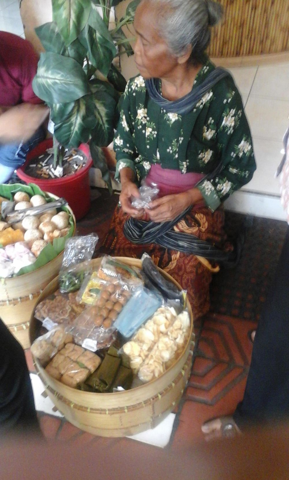 8 Sosok kakek-nenek perkasa, masih semangat kerja meski berusia senja