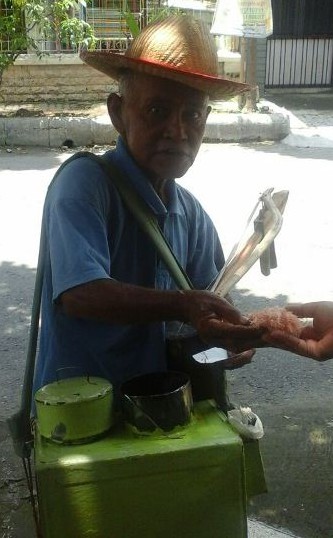 8 Sosok kakek-nenek perkasa, masih semangat kerja meski berusia senja