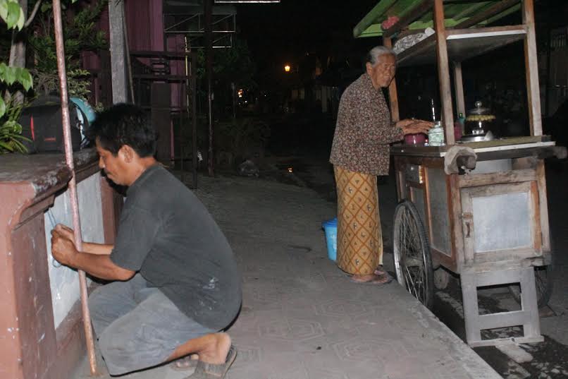 8 Sosok kakek-nenek perkasa, masih semangat kerja meski berusia senja
