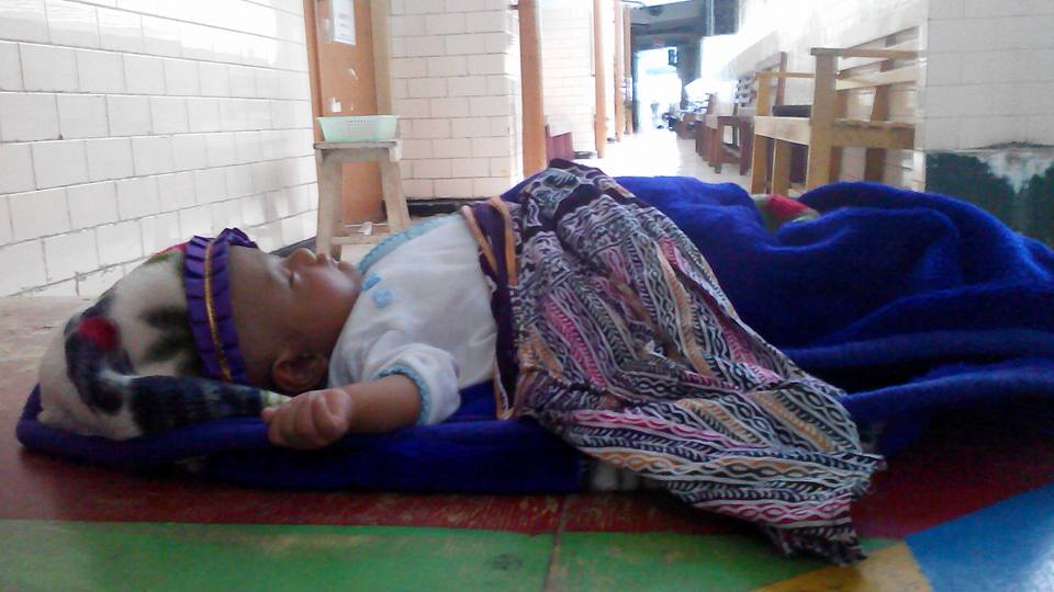 Hendak berobat tak dilayani, bayi & orangtuanya tidur di emperan RS