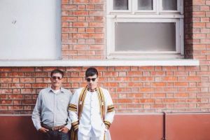 Usai wisuda, pemuda Thailand ini bersimpuh ke sopir truk sampah