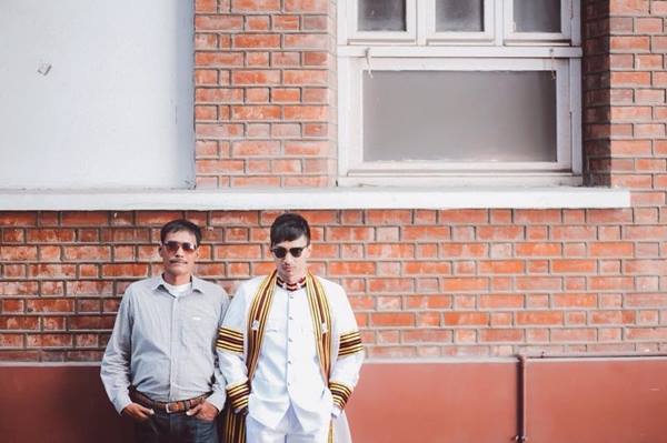 Usai wisuda, pemuda Thailand ini bersimpuh ke sopir truk sampah