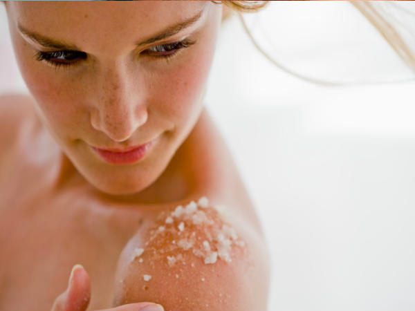 7 Akibat kalau kamu hobi menggosok kulit terlalu keras, hindari ya!