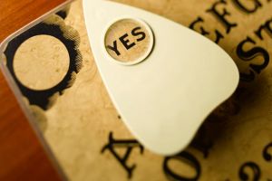 Gadis ini kesurupan usai main game pemanggil arwah di HP-nya, waduh!