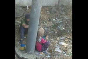 Aksi pengemis bikin geleng-geleng, habis ngemis kok main smartphone?