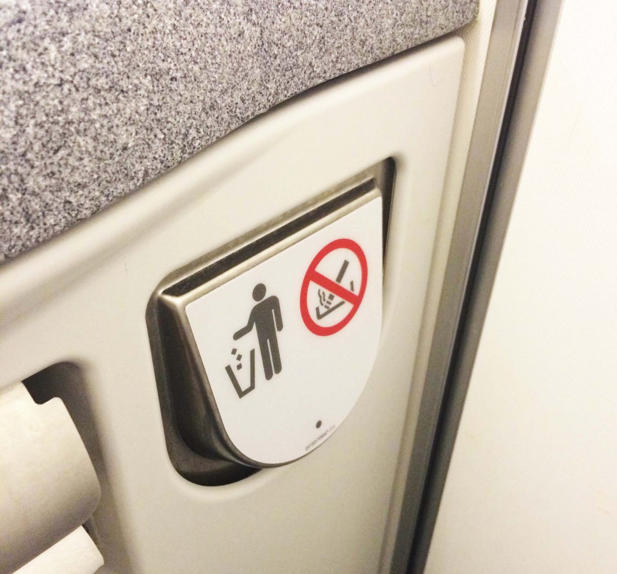 Aneh, ada peringatan dilarang merokok dalam pesawat tapi ada asbak