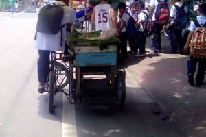 Siswa ini jualan jajan dengan sepeda ontel untuk biayai sekolahnya