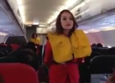 VIDEO : Instruksi keselamatan di pesawat yang bikin ngakak