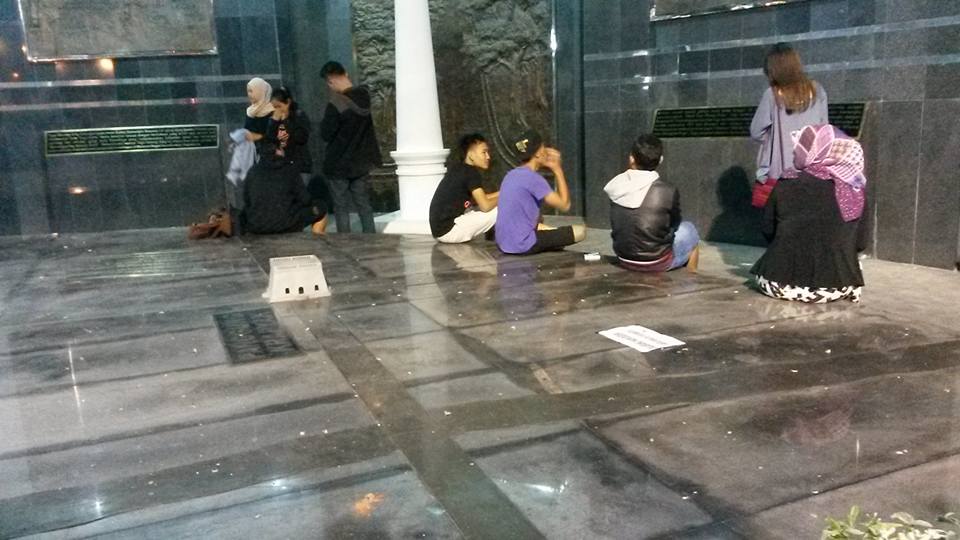 Netizen marah ada anak muda nekat duduki diorama Jogja saat HUT Jogja