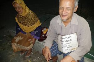 Ponidi, tukang pijat keliling dengan bayaran seikhlasnya 