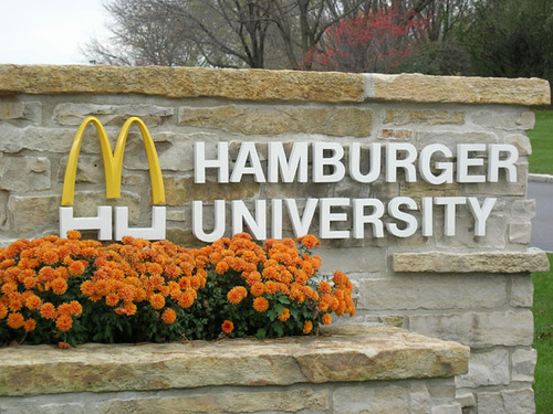 9 Fakta Hamburger University, tes masuknya lebih susah dari Harvard!