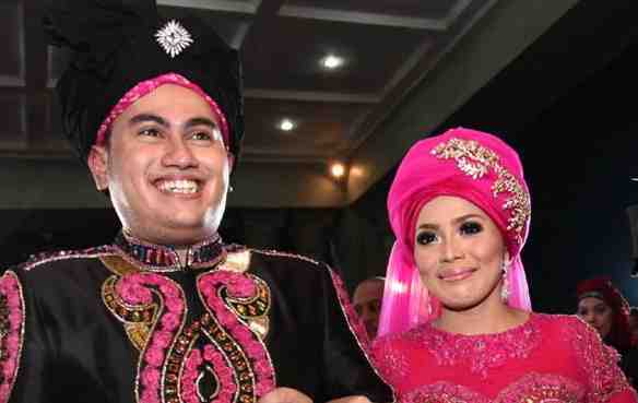 8 Artis berondong yang pernah jatuh ke pelukan janda