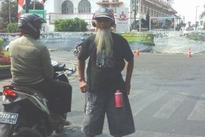 Kakek gaul berjenggot putih main sepatu roda hebohkan jalanan Jogja