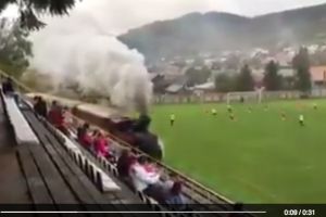 Kereta api ini masuk stadion, mau nonton bola?