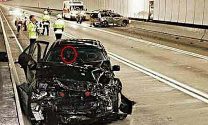 Hiii, ada penampakan hantu kecil di dalam mobil korban kecelakaan