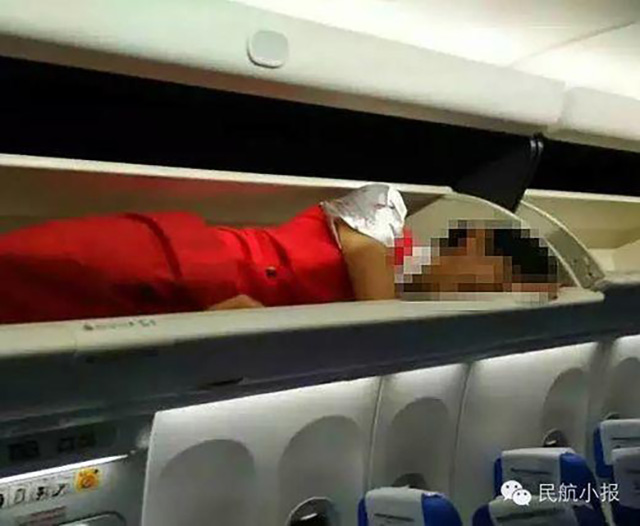 Paksa pramugarinya tidur di bagasi, maskapai ini dituntut minta maaf