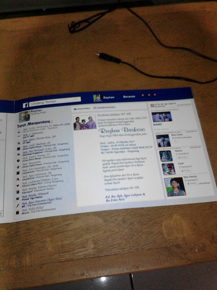 Undangan khitan ini mirip tampilan Facebook, keren!