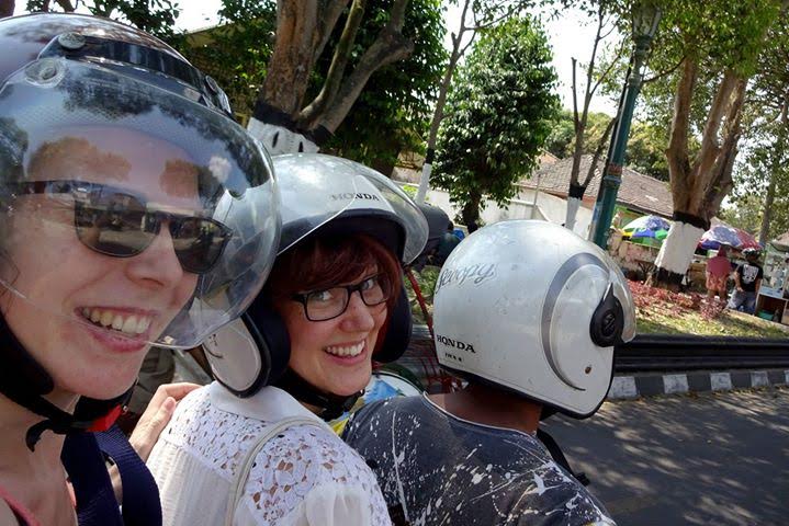 10 Hal unik ini cuma dirasakan bule yang pernah belajar di Indonesia 10 Hal unik ini cuma dirasakan bule yang pernah belajar di Indonesia