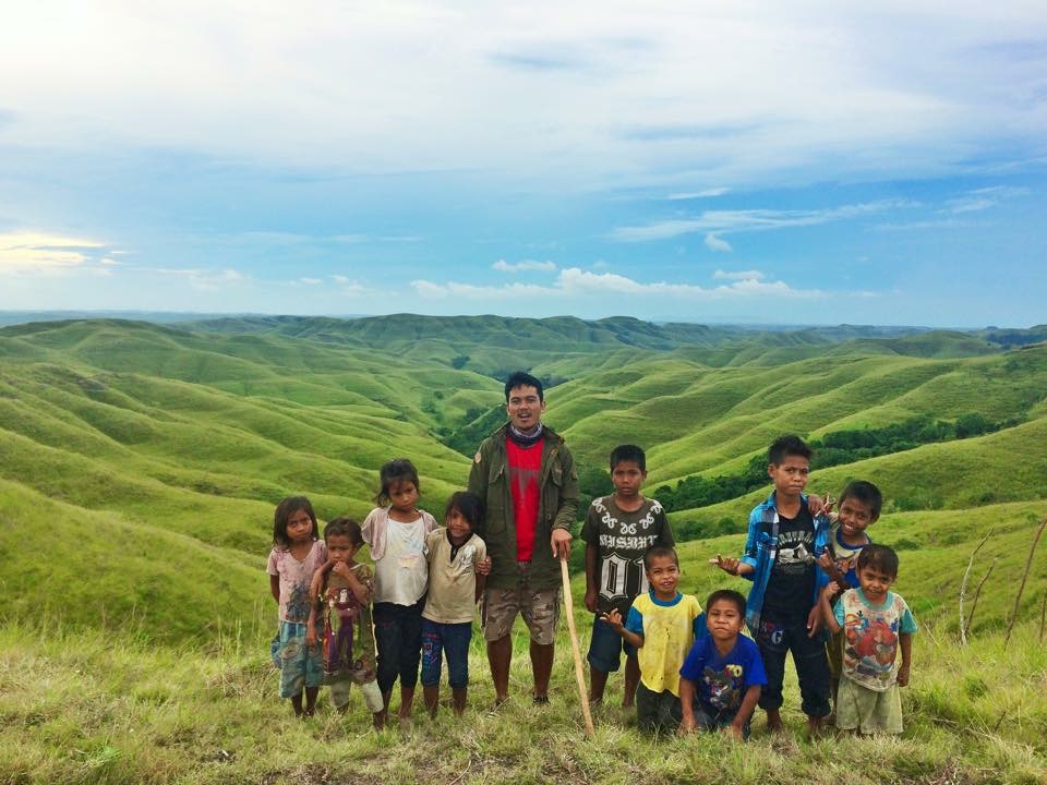 Berawal dari traveling, Sherly galang sepatu untuk anak Sumba