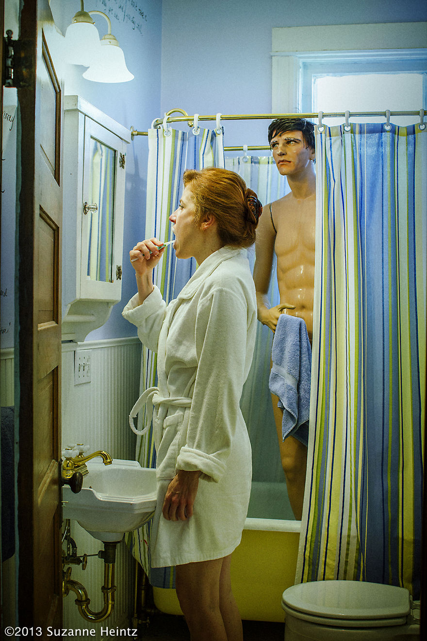 14 Tahun wanita ini berfoto dengan manekin, anggap sebagai ayah & anak 14 Tahun wanita ini berfoto dengan manekin, anggap sebagai ayah & anak