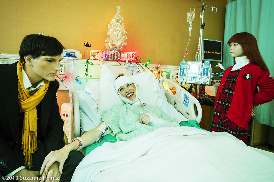 14 Tahun wanita ini berfoto dengan manekin, anggap sebagai ayah & anak 14 Tahun wanita ini berfoto dengan manekin, anggap sebagai ayah & anak