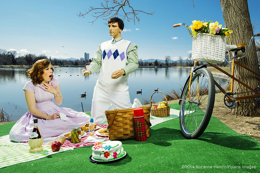 14 Tahun wanita ini berfoto dengan manekin, anggap sebagai ayah & anak 14 Tahun wanita ini berfoto dengan manekin, anggap sebagai ayah & anak