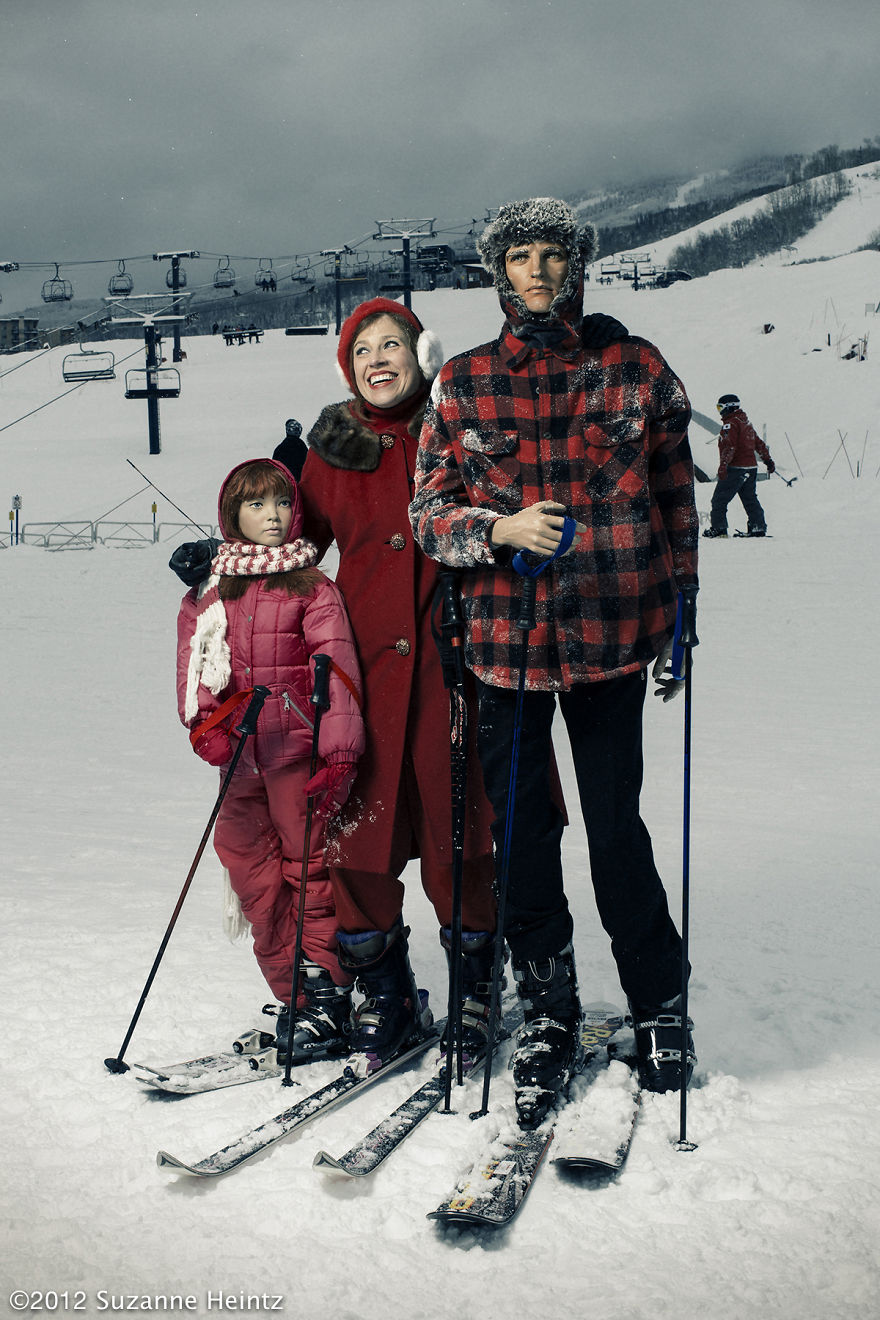 14 Tahun wanita ini berfoto dengan manekin, anggap sebagai ayah & anak 14 Tahun wanita ini berfoto dengan manekin, anggap sebagai ayah & anak