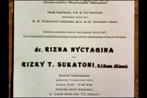 Kenapa ya orang Indonesia suka tulis gelar akademik di undangan nikah?