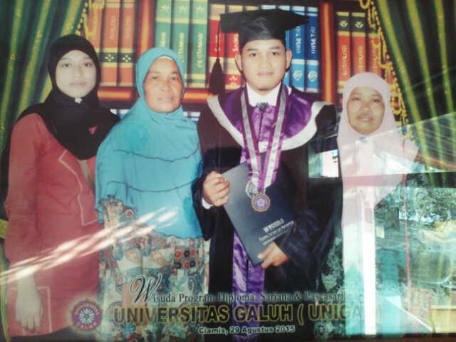 Meskipun sudah meninggal, ayah Andi 'hadir' dalam wisudanya