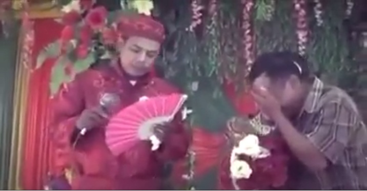 Dengar lagu Soleha, pria nangis diduga di pernikahan mantan istrinya