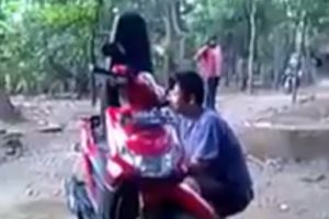 VIDEO: Preteli motor, anak ini diomeli ibunya 6 menit lamanya