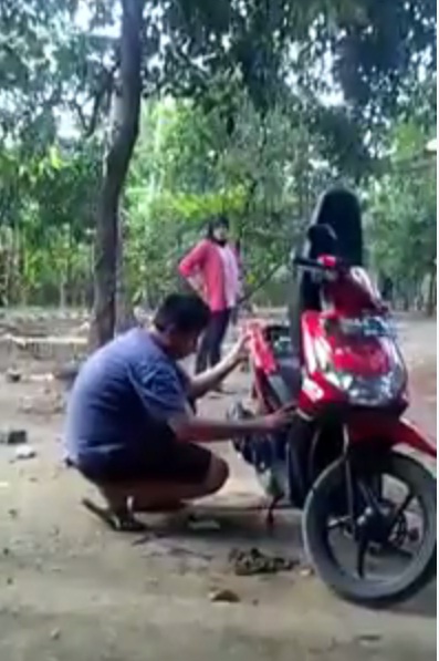 VIDEO: Preteli motor, anak ini diomeli ibunya 6 menit lamanya