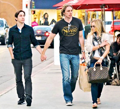 Perilaku umum yang jadi aneh jika dilakukan cowok, cocoknya buat cewek