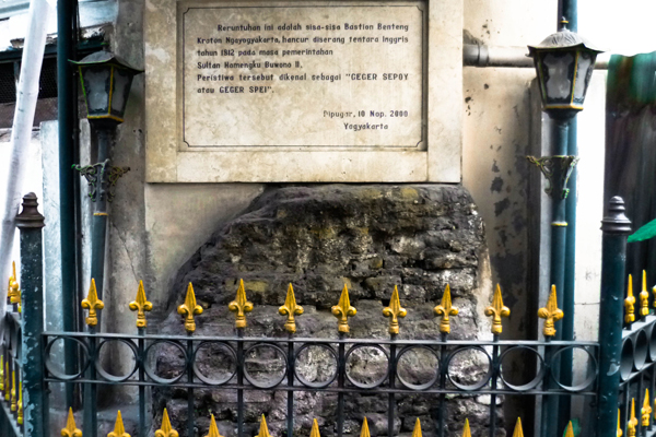 Pojok Beteng Keraton Yogyakarta cuma tinggal 3, yang 1 lagi kemana ya? Pojok Beteng Keraton Yogyakarta cuma tinggal 3, yang 1 lagi kemana ya?