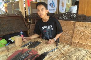  Ari si pengukir muda, butuh insting kuat untuk mengukir pola 