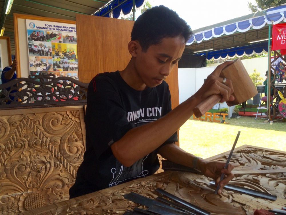  Ari si pengukir muda, butuh insting kuat untuk mengukir pola 