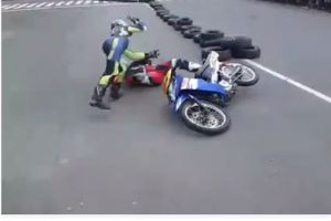 VIDEO: Tabrakan di sirkuit, pembalap ini naik pitam