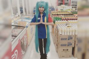 Gadis kasir minimarket ini berdandan cosplay di tempat kerja, unik!