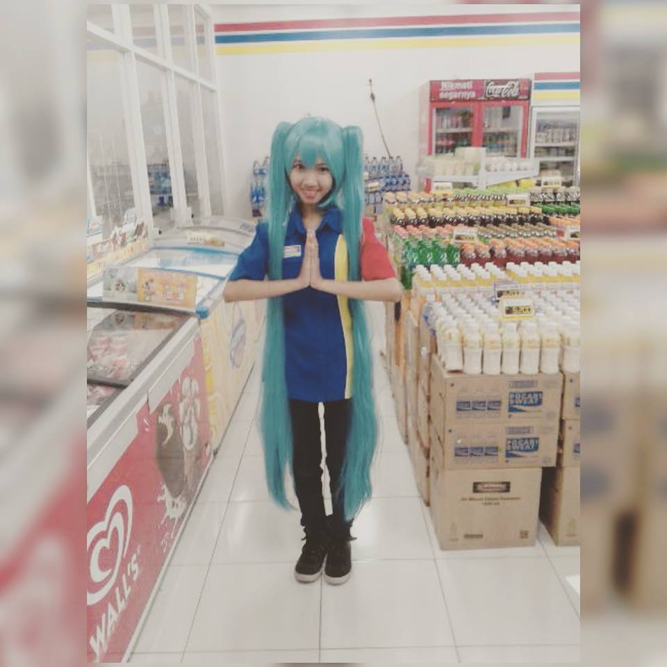 Gadis kasir minimarket ini berdandan cosplay di tempat kerja, unik!